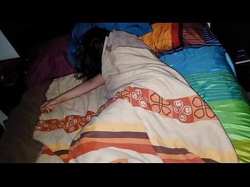 ❤️ सौतेला बेटा सोते समय अपनी युवा सौतेली माँ को डांटता है। फूहड़ हम पर